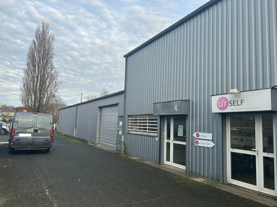 Bâtiment indépendant de 1.030 m² 