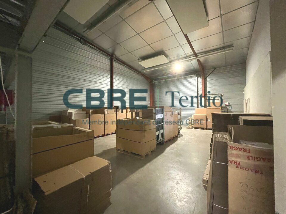 Location local d''activites 300 m² non divisibles