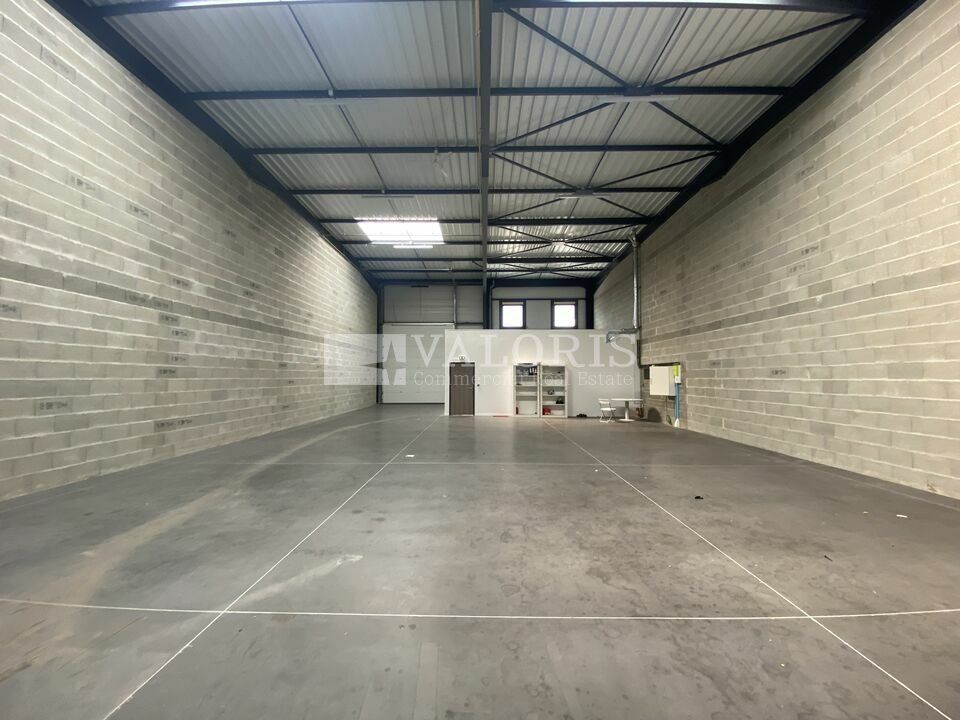 Valoris Real Estate vous propose à la location des locaux d'activités au sein d'un parc d'activités de la commune de Saint-Priest. Locaux en excellent état, possibilité de les louer d'un seul tenant ou séparément. Disponible immédiatement. 