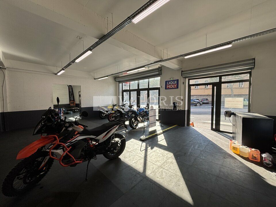Location local commercial - 210 m²