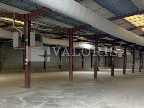 Valoris Real Estate vous propose une local commercial d'une surface de 1 978 m² à Bron dans une zone d'activité à proximité immédiate du centre-ville.