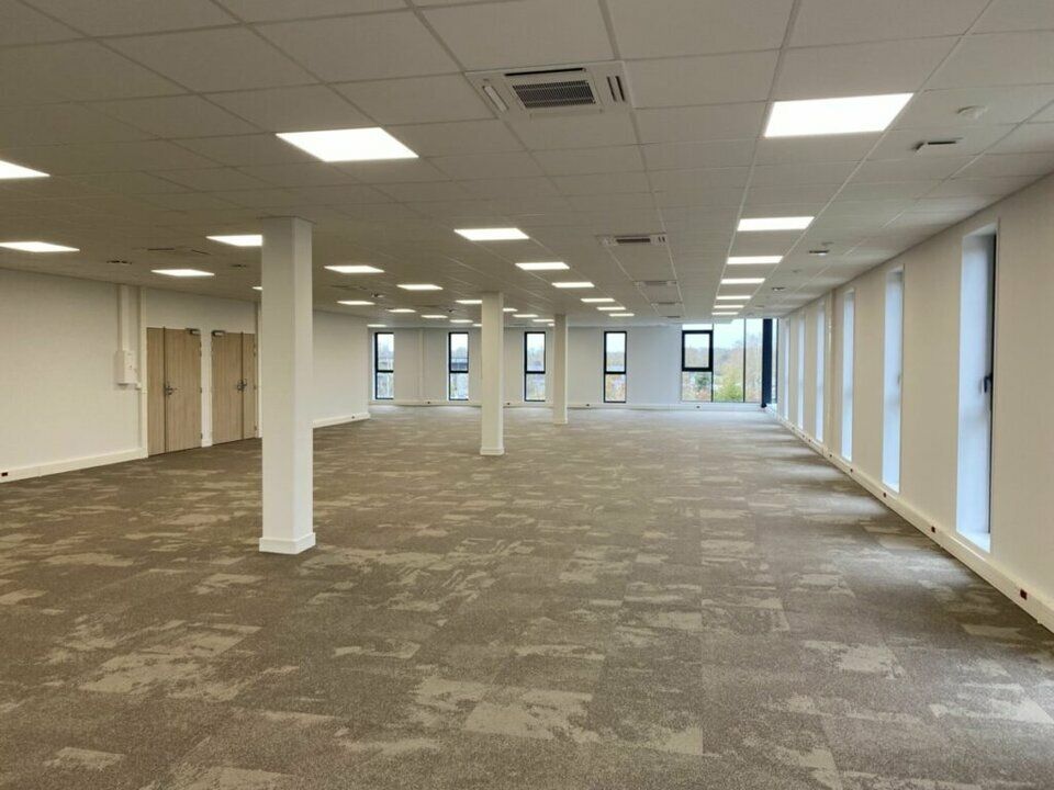 A LOUER OU A VENDRE - Au pied de la Gare SNCF et à 10 min de l'A13, au sein du parc écologique aménagé par la ville.