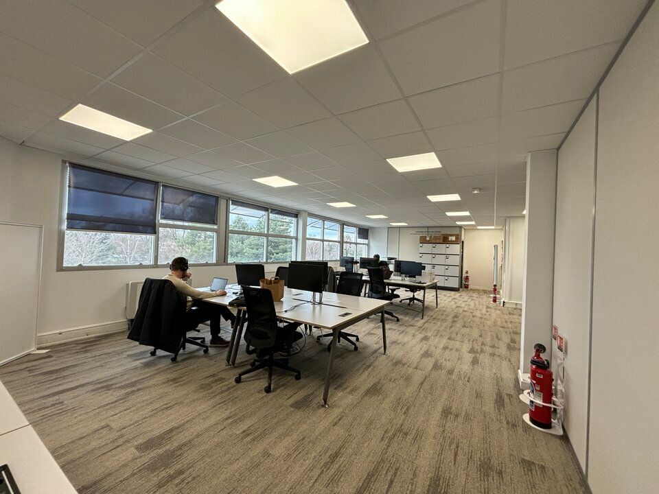 À LOUER – BUREAUX RÉNOVÉS DE 168 M² EN R+1 – SAINT-PRIEST (EST LYONNAIS)