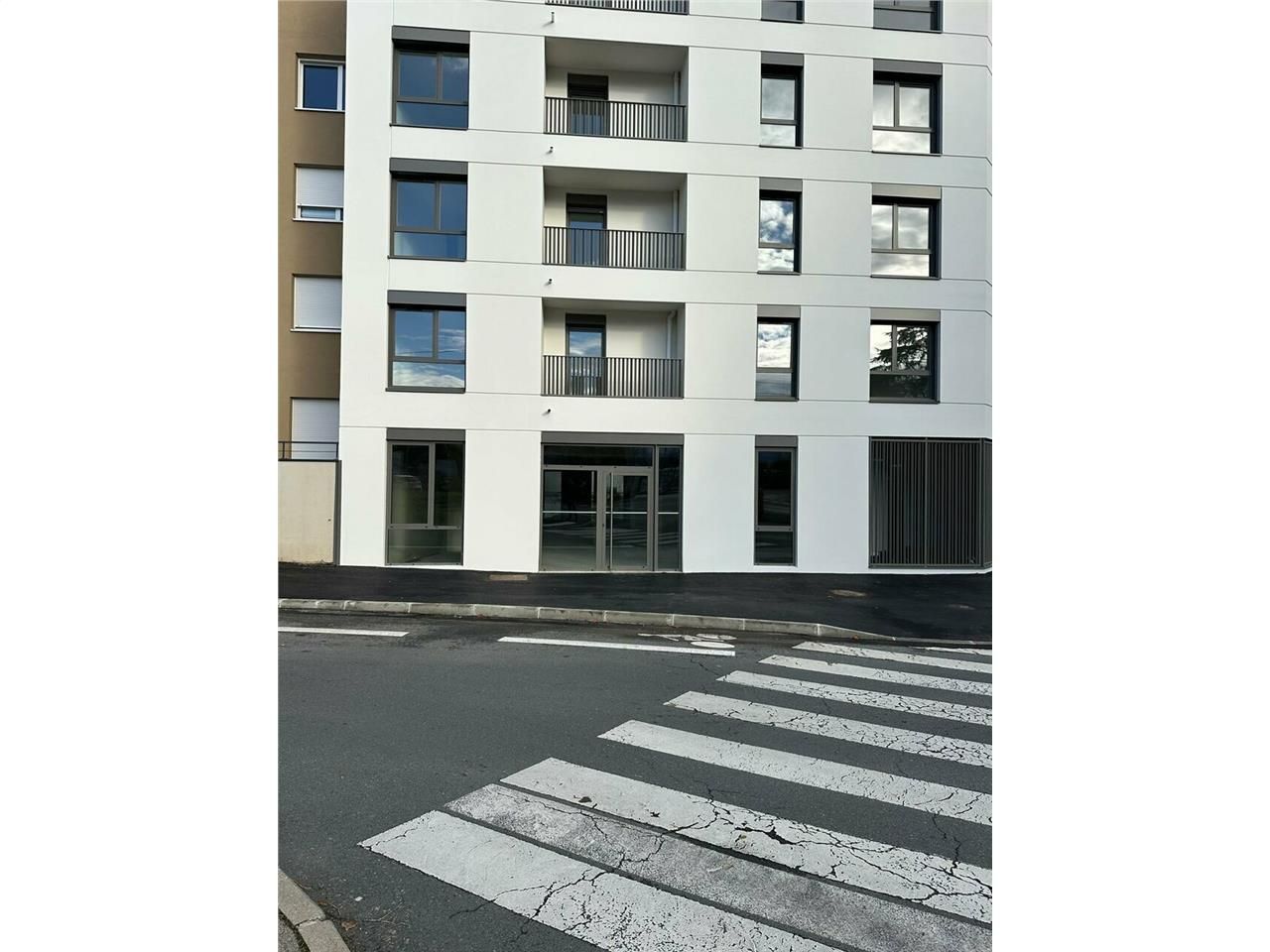 Location local commercial 99 m² non divisibles