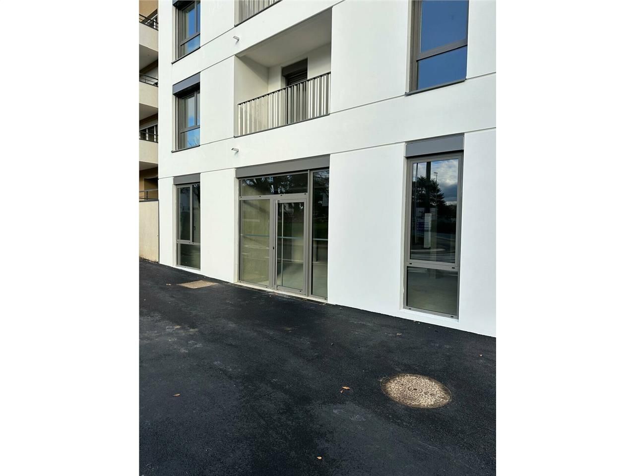 À LOUER – LOCAL COMMERCIAL NEUF – ECULLY / EMPLACEMENT STRATÉGIQUE
