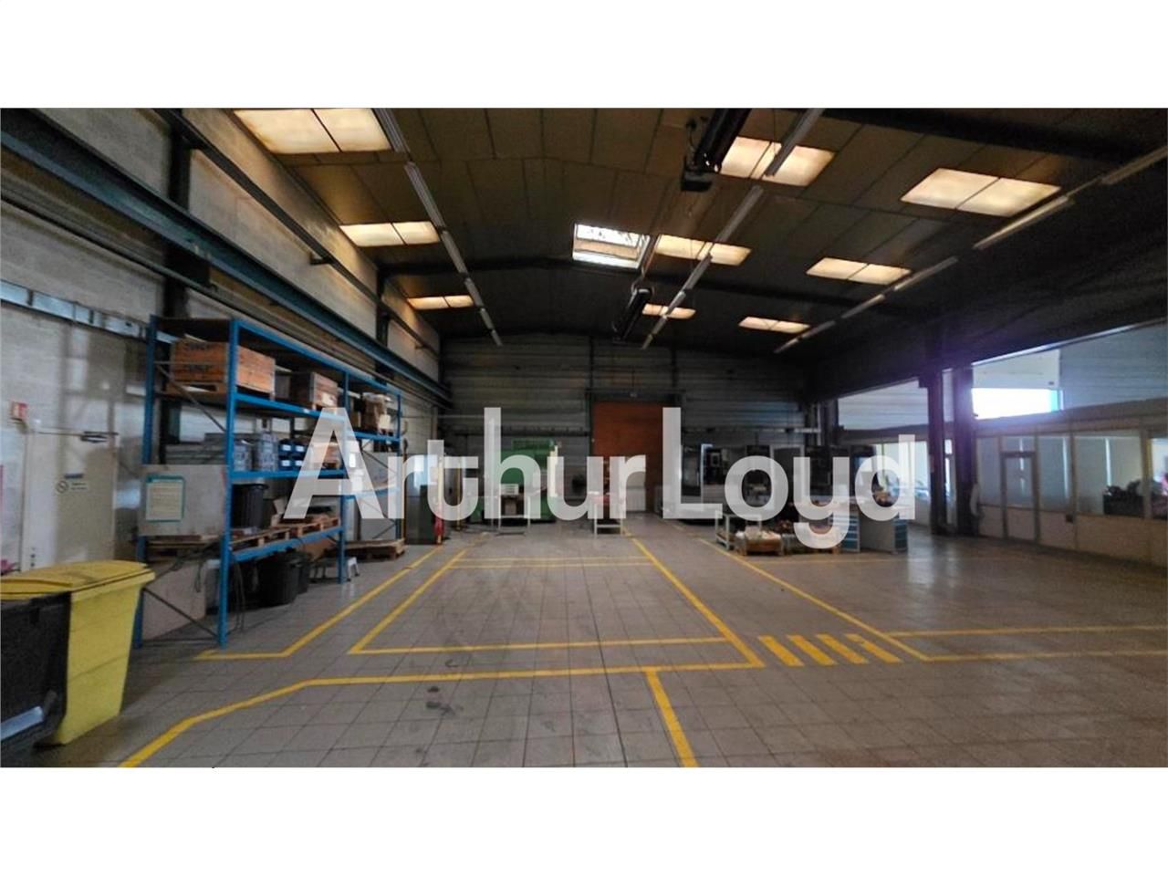 Vente local 1650.00 m² à MONDEVILLE