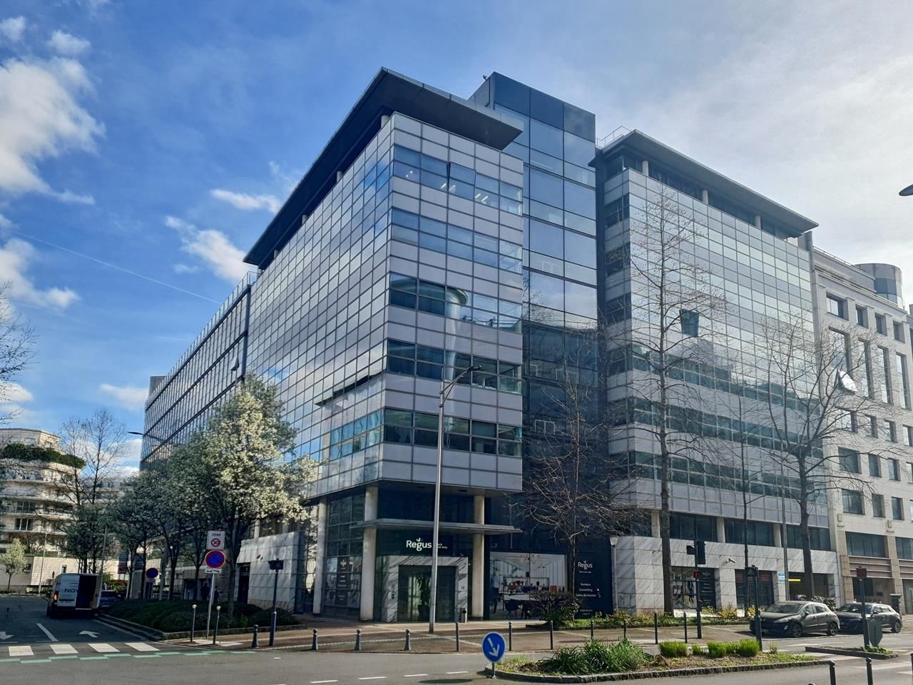 Regus_Issy-Les-Moulineaux_France_Centre 5653_Exterior Building 1