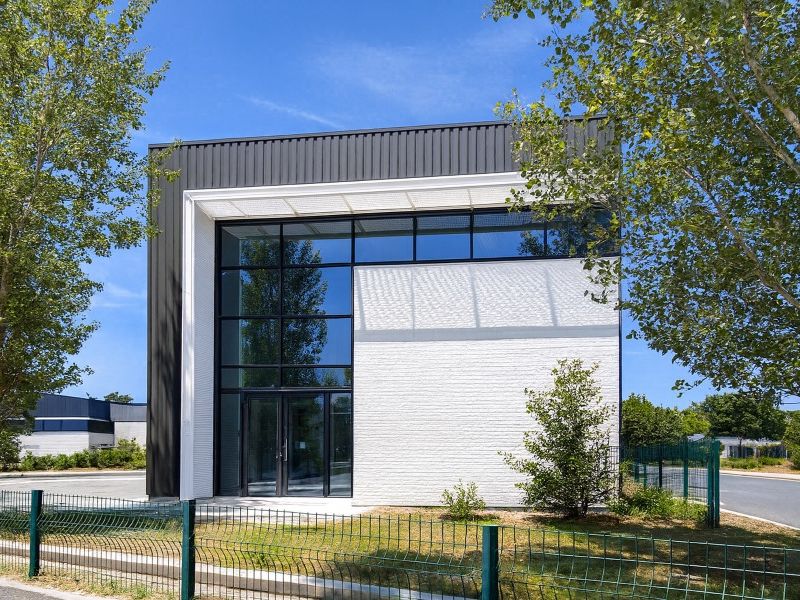 Location entrepot 211 m² non divisibles