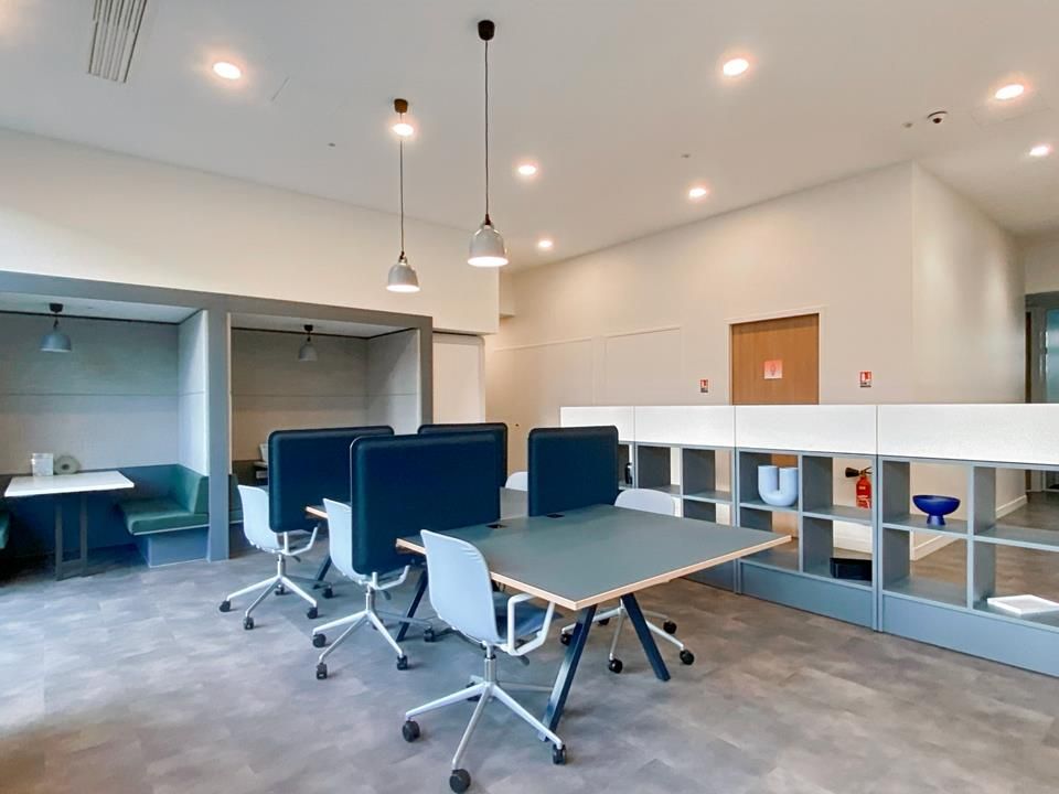 Regus_RosaParks_Paris_France_Centre6638_BusinessLounge1