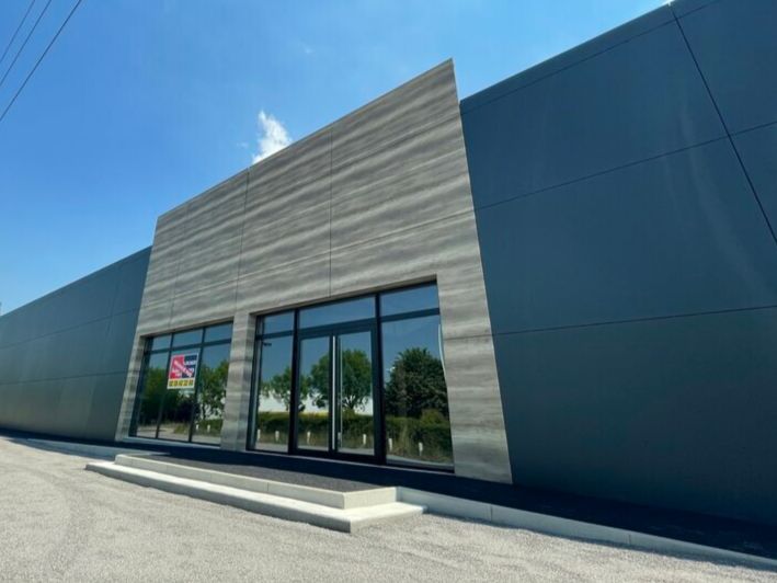 Location local commercial 1025 m² divisibles à partir de 425 m²