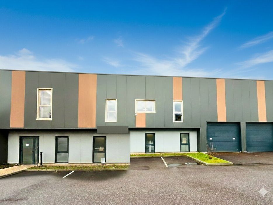 A LOUER - ZA DYNAMIQUE PERIPHERIE DU HAVRE - CELLULE 463 m² + 6 PARKING VL  