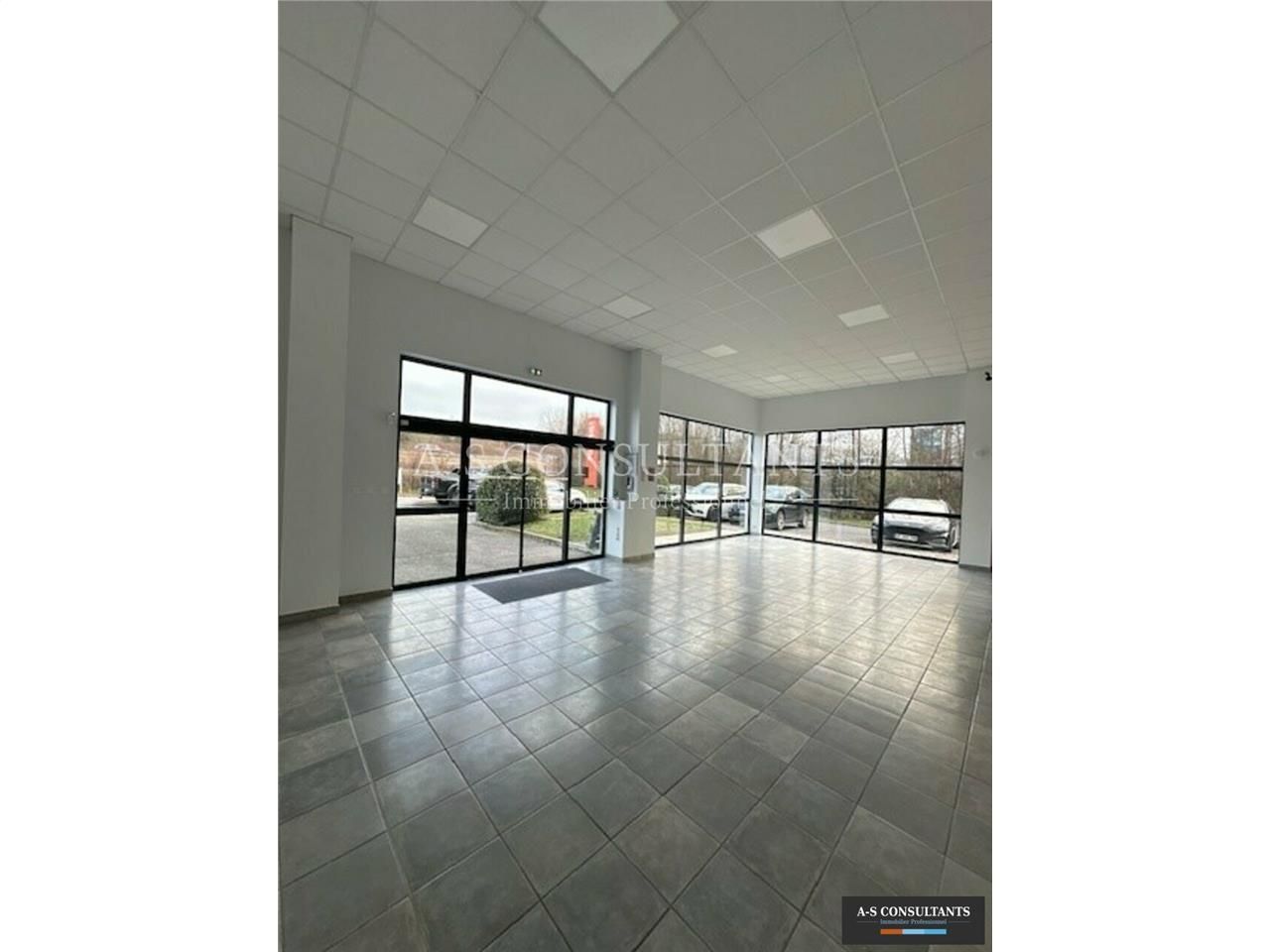 A LOUER, SEYNOD-ANNECY (74600) - local commercial et/ou showroom avec dépôt - belle visibilité depuis l'axe entrée-sortie Annecy - 2 bureaux cloisonnés - places de stationnement privatives - accès livraisons - très belles prestations.