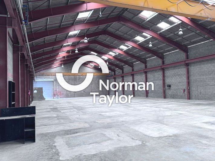 Vente local d''activites 1995 m² non divisibles