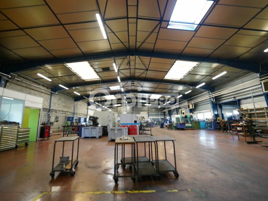 Location local d''activites 1040 m² non divisibles