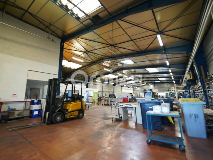 LOCAL D'ACTIVITE A LOUER - 1 040 m² - LES ECHETS