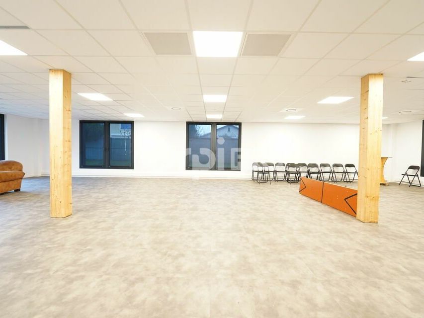 Location bureaux 163.89 m² non divisibles