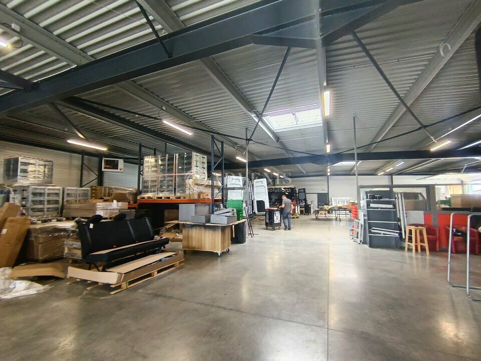 ZONE DE L'EPINETTE - ENTREPÔT SHOWROOM DE 854 M² 