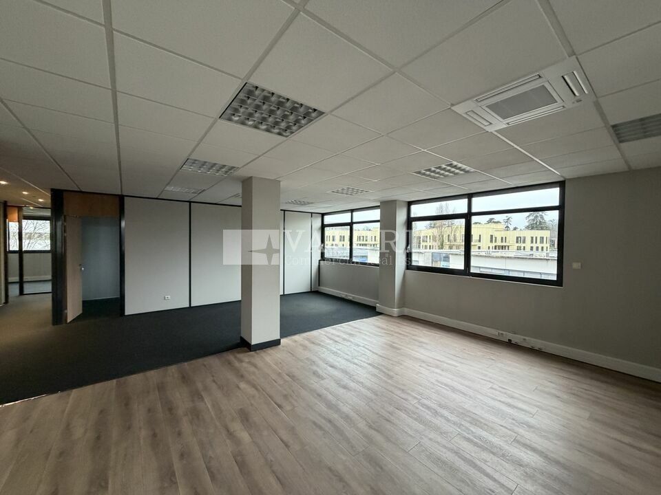 VALORIS REAL ESTATE vous propose à la location une surface de bureaux cloisonnés de 363 m².