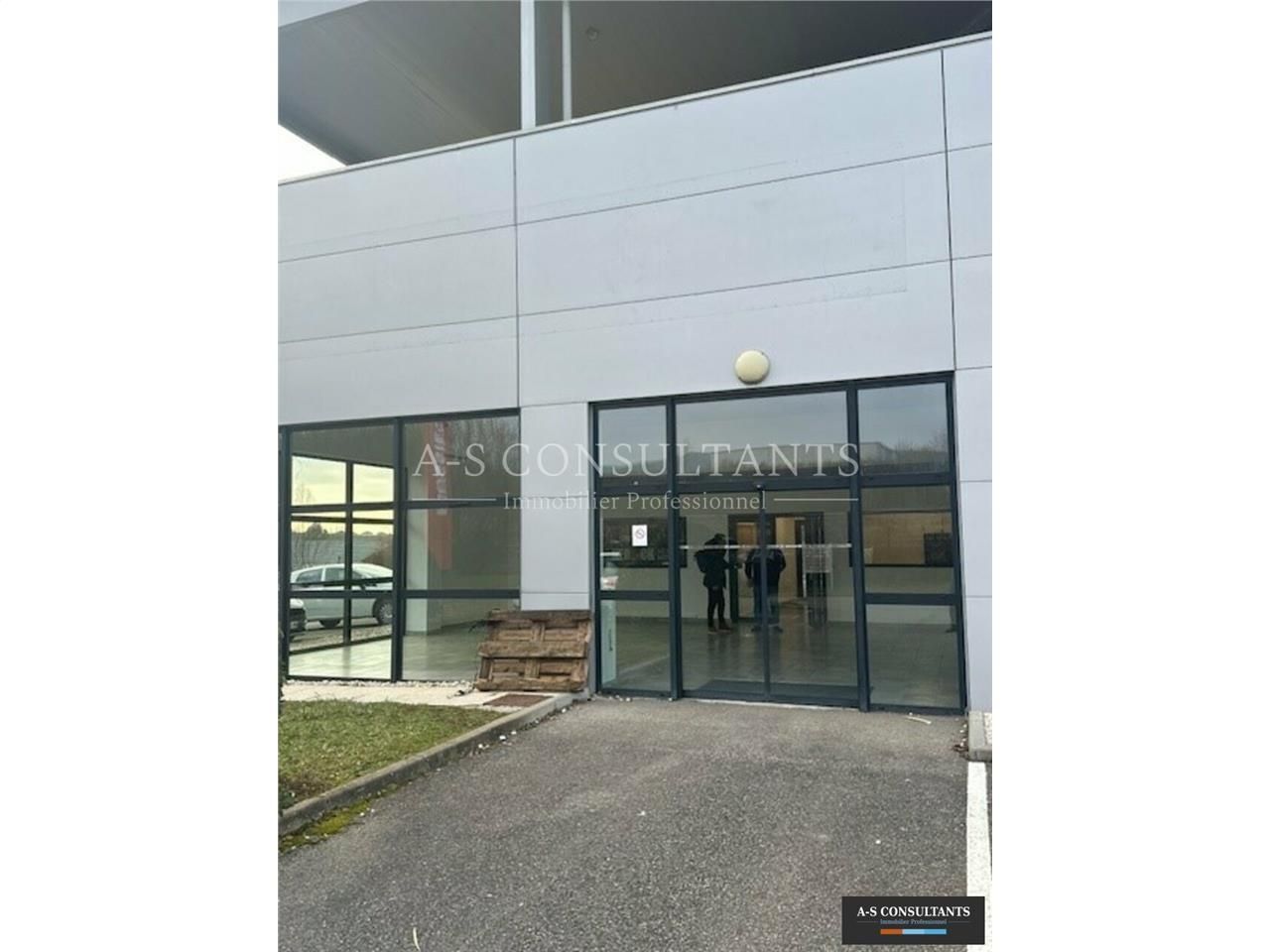 A VENDRE, SEYNOD-ANNECY (74600) - local commercial et/ou showroom avec dépôt - belle visibilité depuis l'axe entrée-sortie Annecy - 2 bureaux cloisonnés - places de stationnement privatives - accès livraisons - très belles prestations.