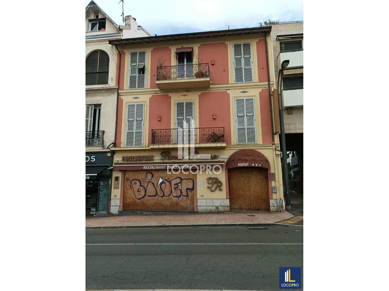 Vente local commercial 841.11 m² non divisibles