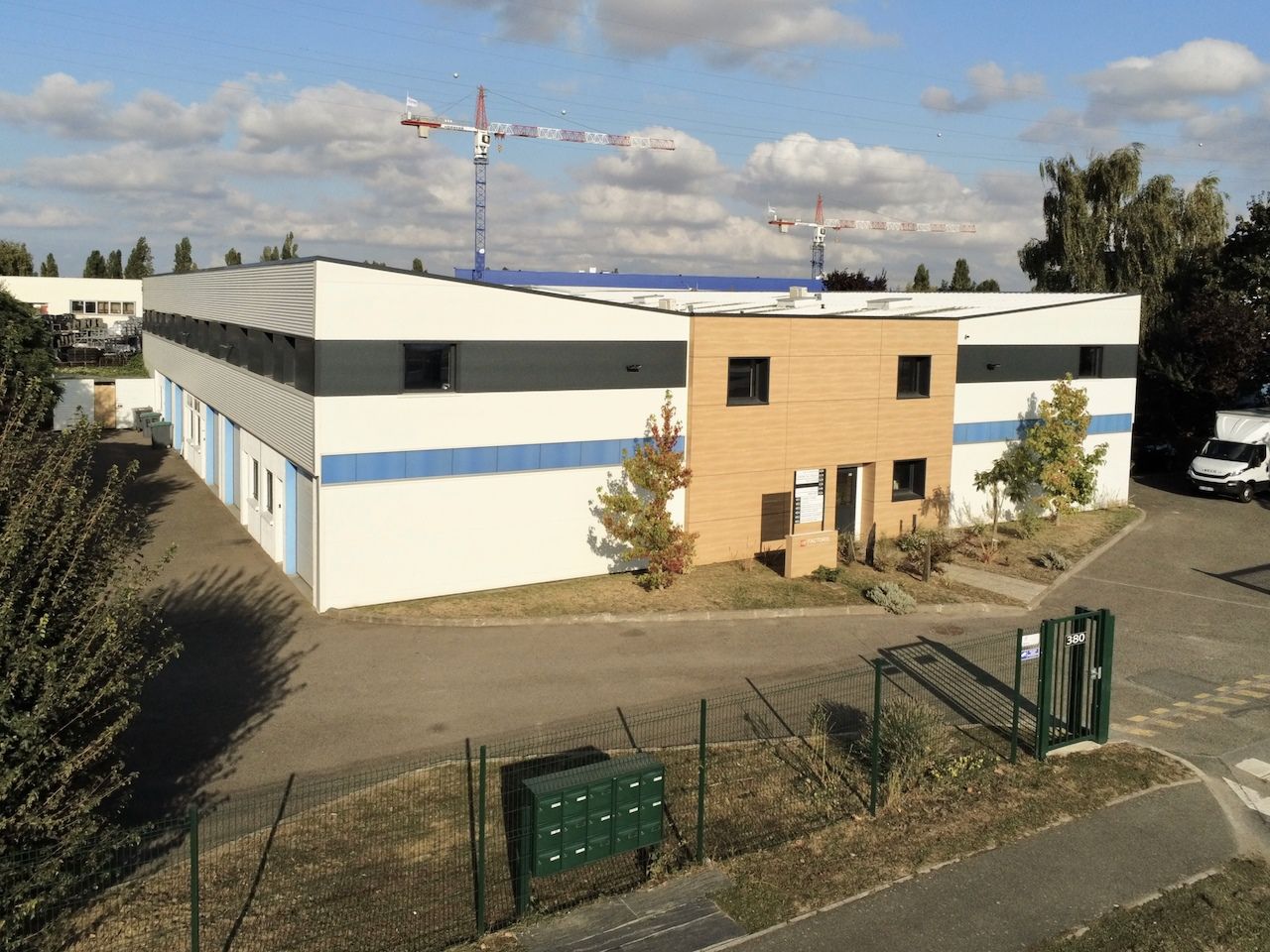 Location local 89 m² à MOISSY CRAMAYEL