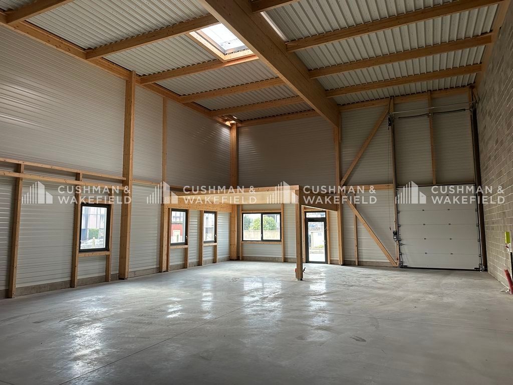 Vente activités 1356 m² divisibles à partir de 252 m²