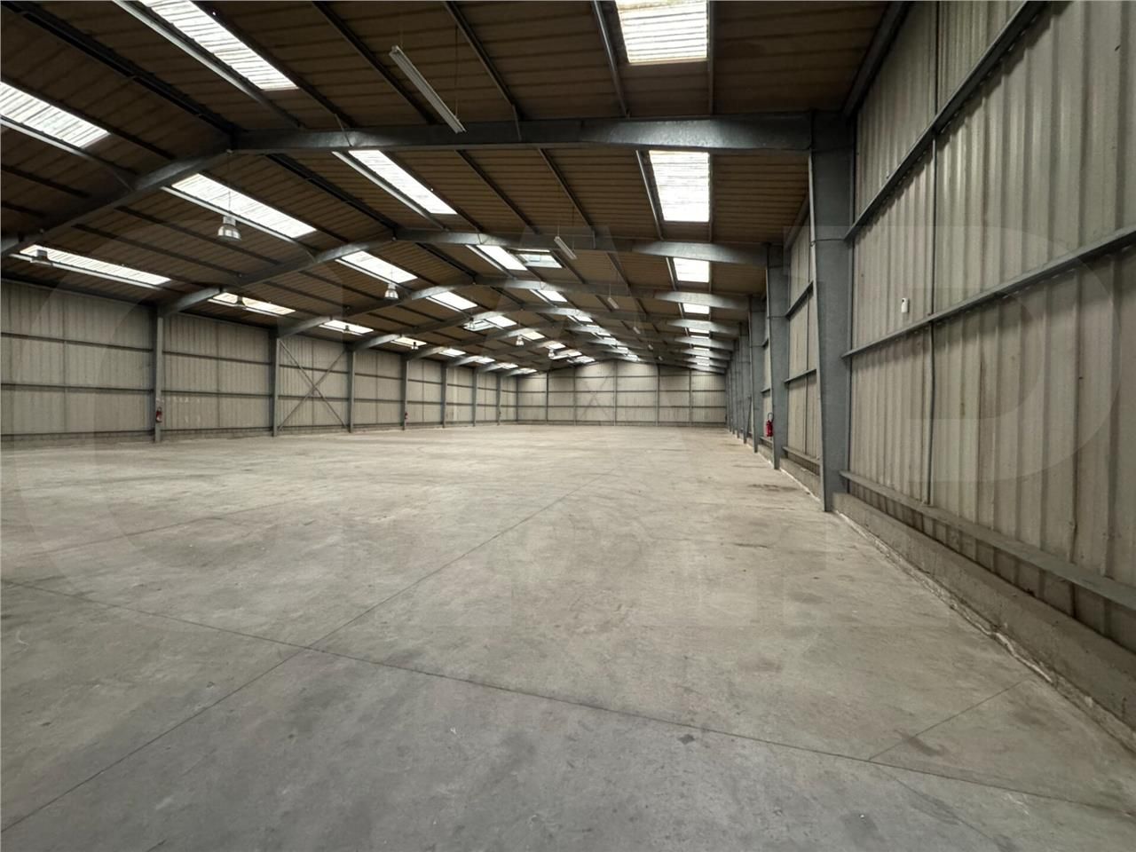 Location local 1630 m² à Betton