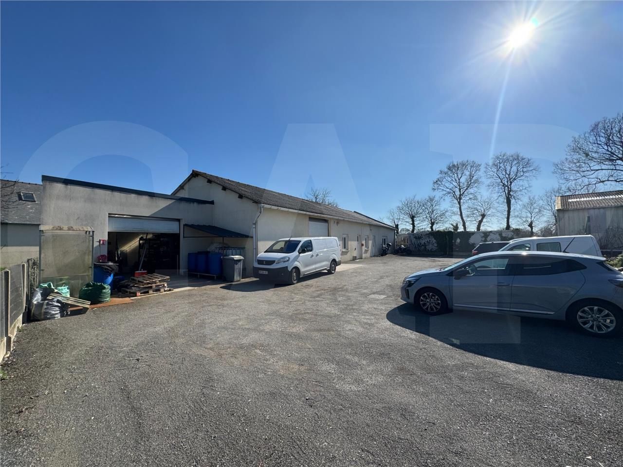 Vente local 420 m² à Laillé