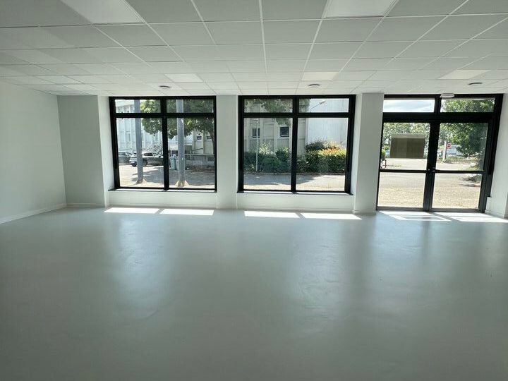 Location local commercial 395.84 m² non divisibles