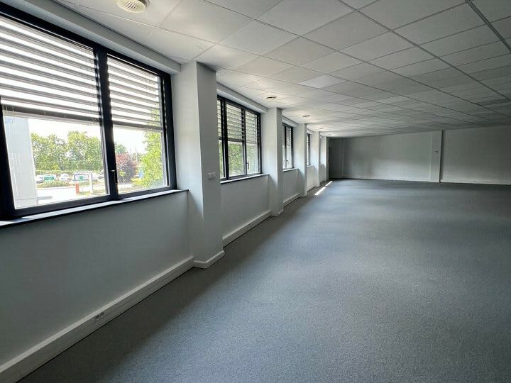 Sud est Toulouse - LABEGE - Local commercial à louer 396m2 -