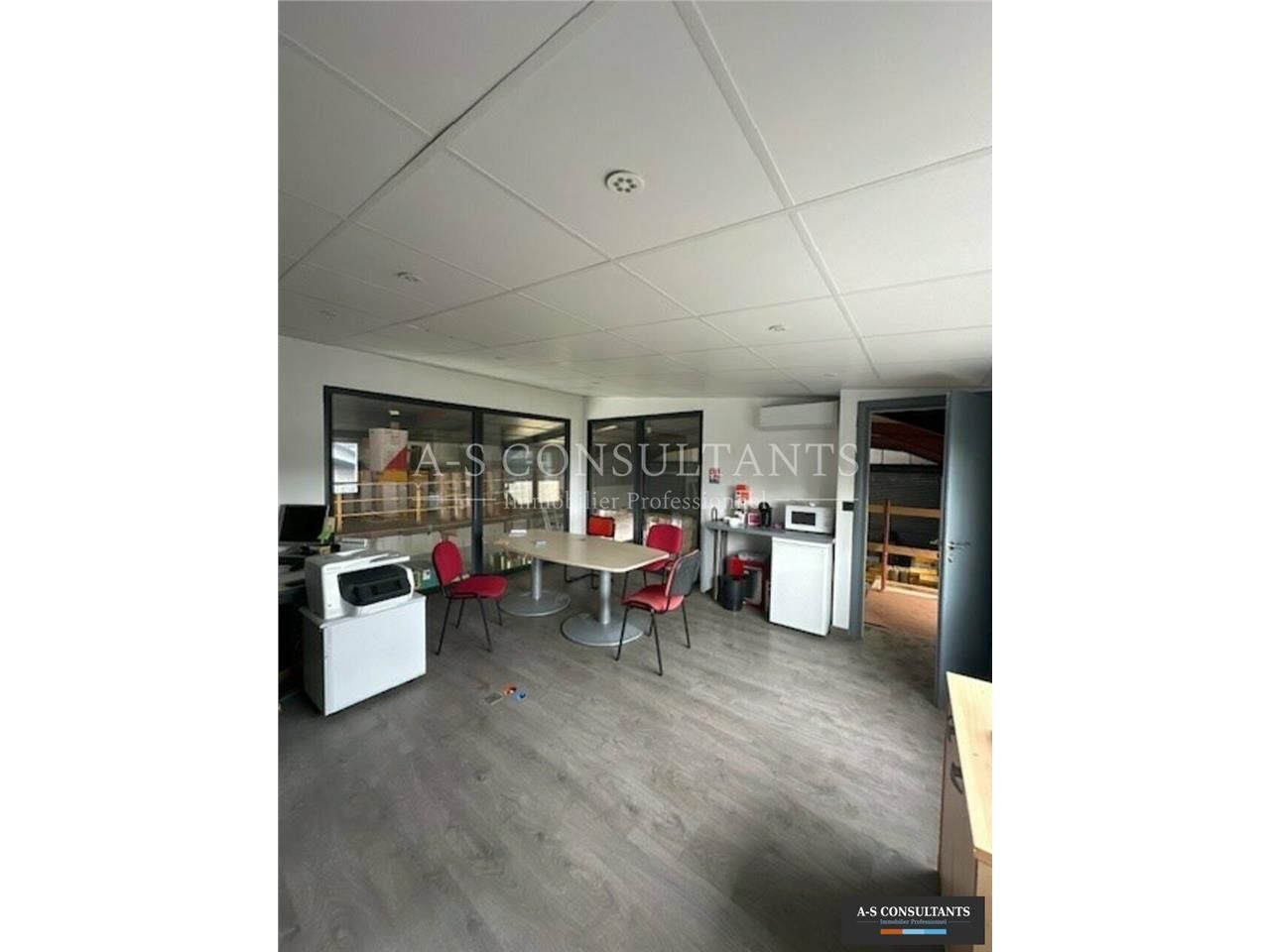 A LOUER - CHAMBERY (73000) - Entrepôt de 300 m² environ au sol avec bureau climatisé en mezzanine, accès poids-lourds, grand terrain, stationnement.