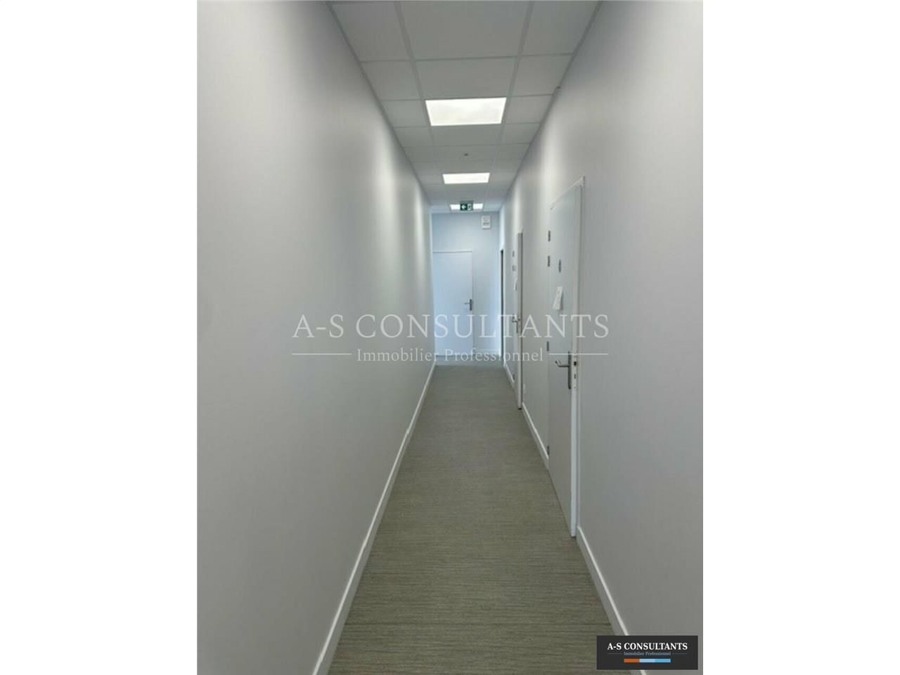 A LOUER - ZAC des Landiers Nord- Chambéry (73000) - laboratoire de production culinaire dans bâtiment commercial récent (2022) - accès livraison sur l'arrière du bâtiment - Activité de restauration possible - Parkings: devant les locaux.