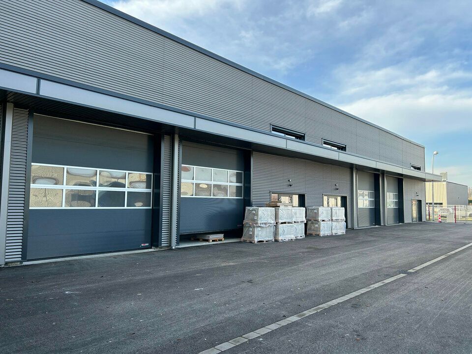 Location local d''activites 1057 m² divisibles à partir de 180 m²
