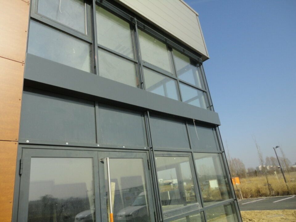 Location local d''activites 1055 m² divisibles à partir de 285 m²