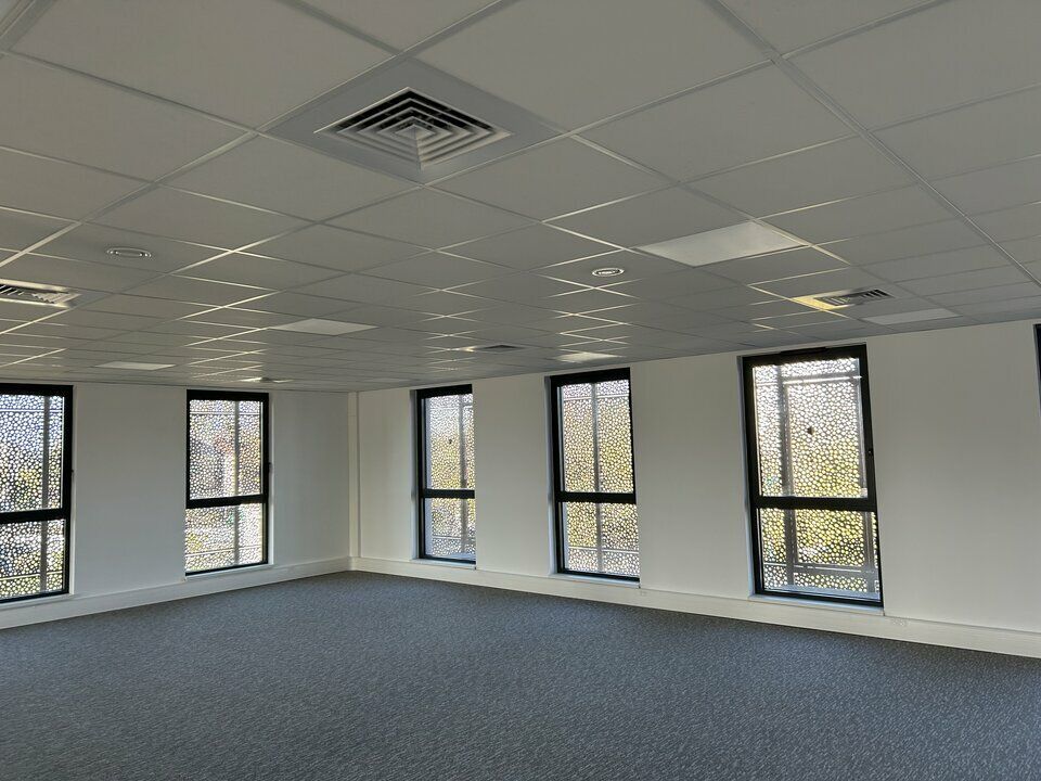 SAINT LOUIS - Bâtiment de bureaux d'une surface totale de 2 350 m2 divisibles entièrement restructuré