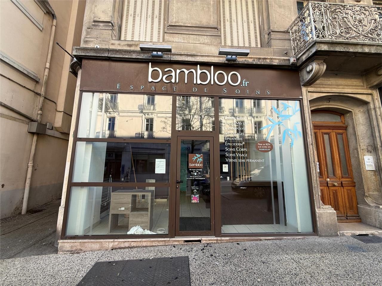 Location commerces 150 m² non divisibles