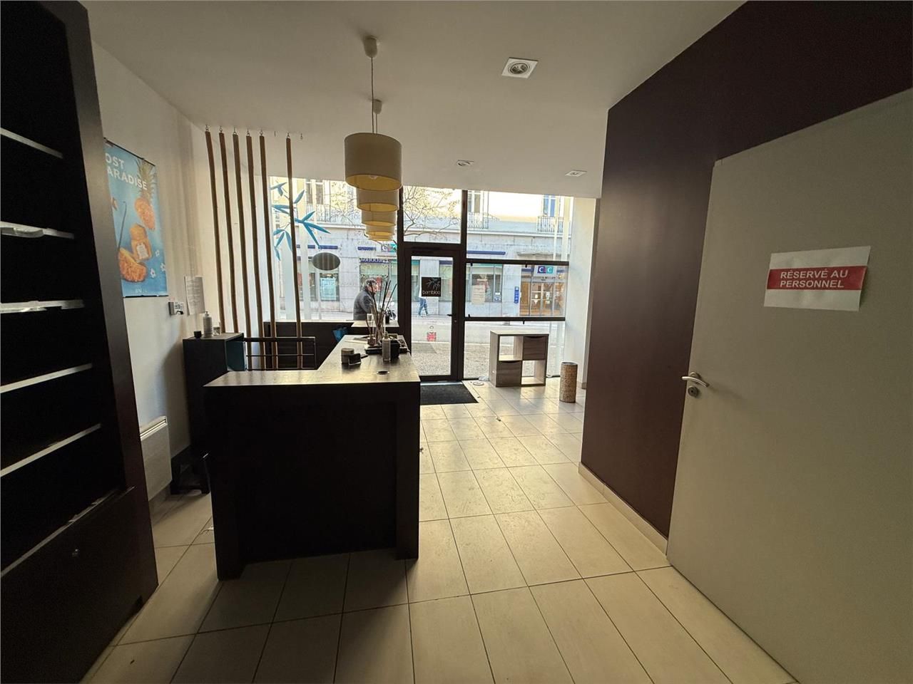 Location commerces 150 m² non divisibles
