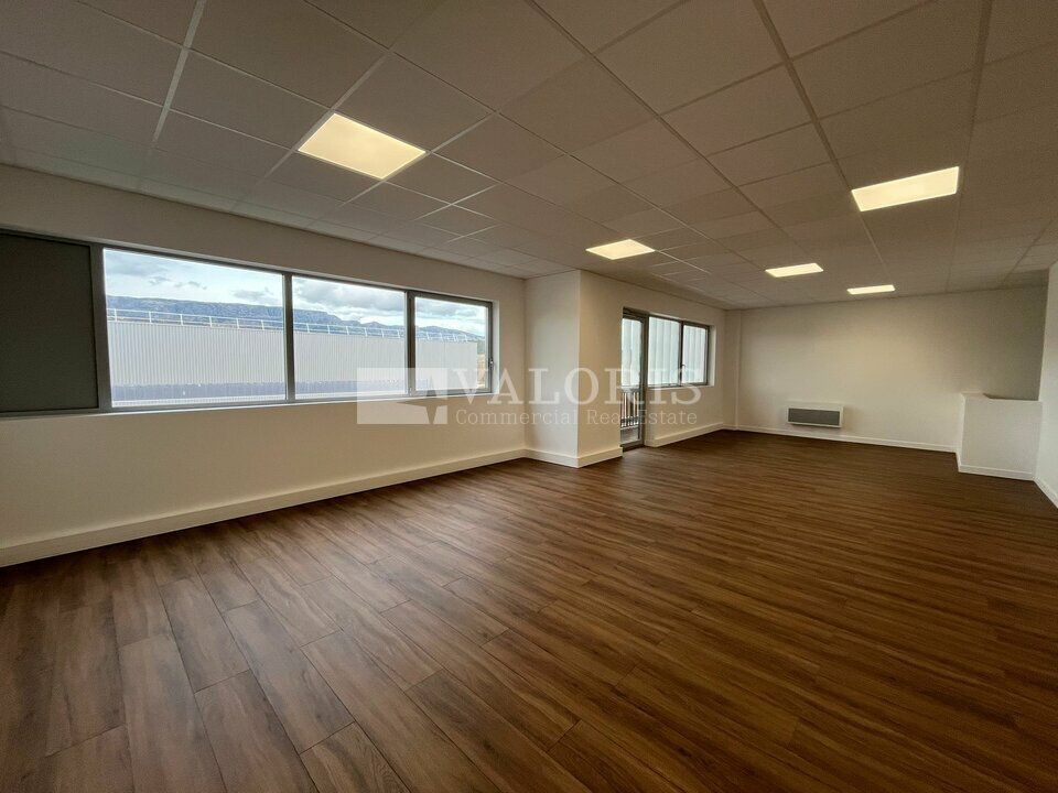 VALORIS MEDITERRANEE vous propose, à la location, une surface d'activité neuve de 385 m² dont 135m² de bureaux et 250m² d'atelier disponible sur le parc. Coeur de la ZAC de Rousset, territoire au développement économique plus qu'attractif.