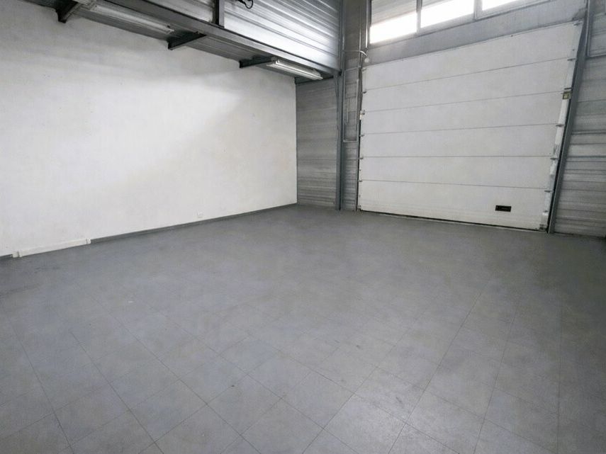 Location local d''activites 82 m² non divisibles