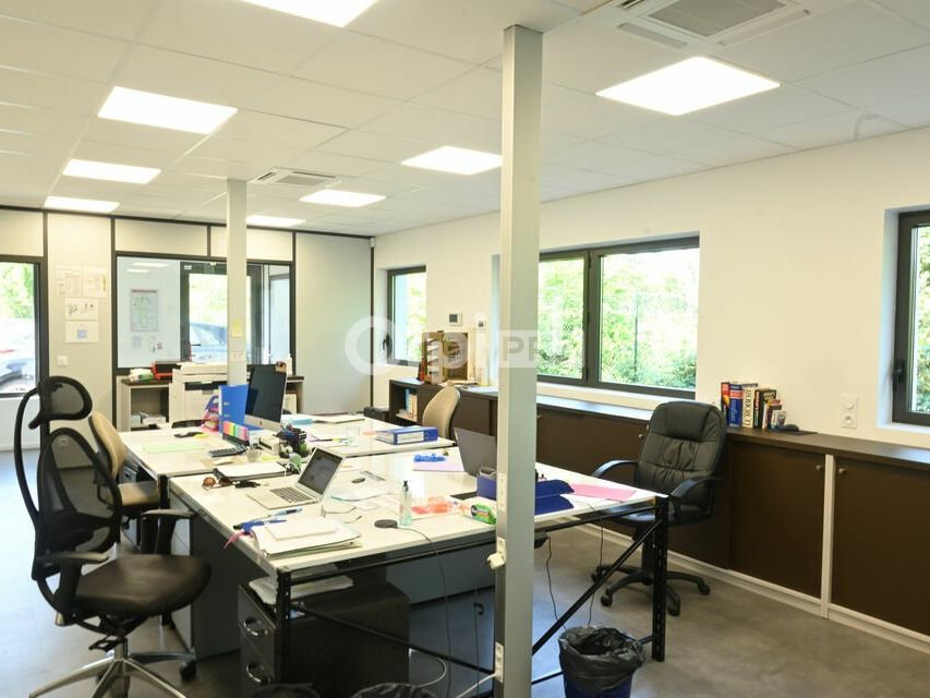 A LOUER - LOCAL ACTIVITE - 877 M2 - SATHONAY CAMP