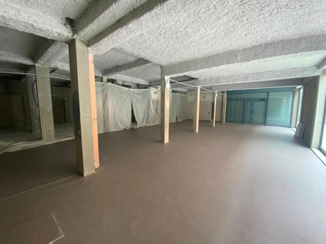 Location local commercial 213 m² non divisibles