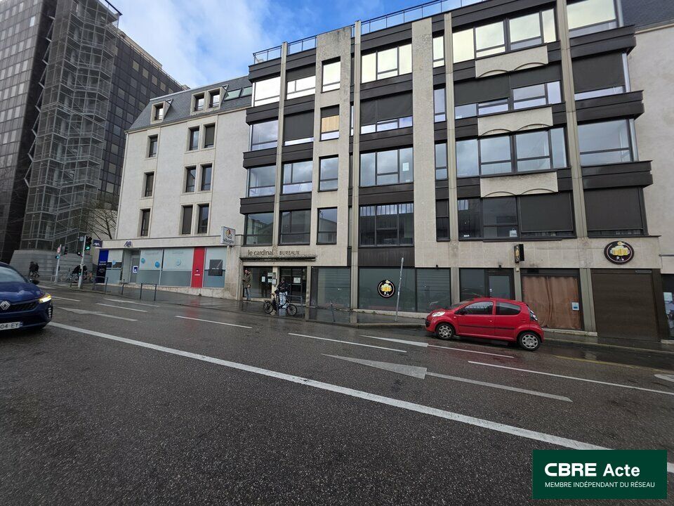 Vente bureaux 570 m² divisibles à partir de 135.4 m²