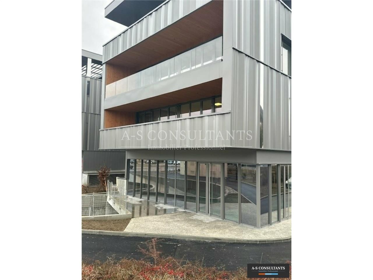 A LOUER - GRESY-SUR-AIX (73100) - superbe local commercial avec grandes vitrines sur axe passant - visibilité exceptionnelle sur un rond-point - local neuf livré brut fluides en attente - extraction possible - petite terrasse extérieure.