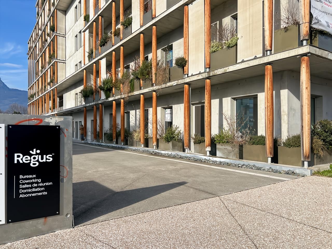 Regus_Echirolles, Pixel_France_Centre 8482_Building Exterior 1