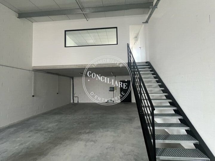 Location entrepot 140 m² non divisibles