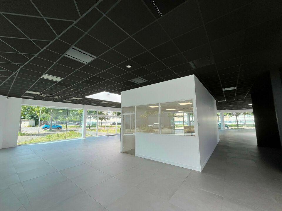 A LOUER ENTRÉE DE VILLE - SITE EXCEPTIONNEL - LOCAUX COMMERCIAUX ET D'ACTIVITÉ 1 400m2 