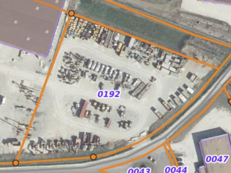 TERRAIN de 8221 m² constructible 