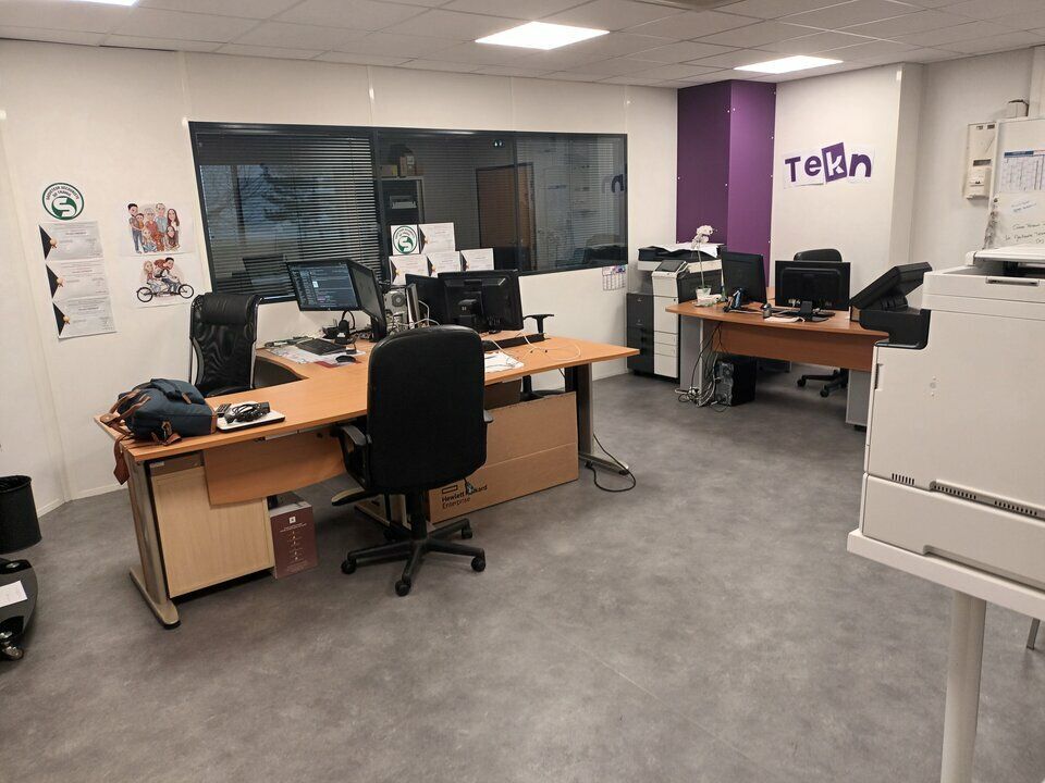 Local d'activités sur ZAC avec belle visibilité.