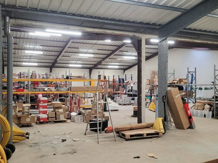 LOCAUX RECEMMENT RENOVES A LOUER AU COEUR DE LA ZI.<br/>