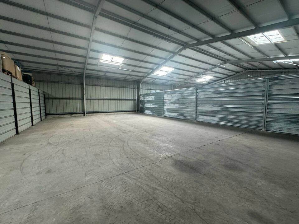 Location local d''activites 240 m² non divisibles